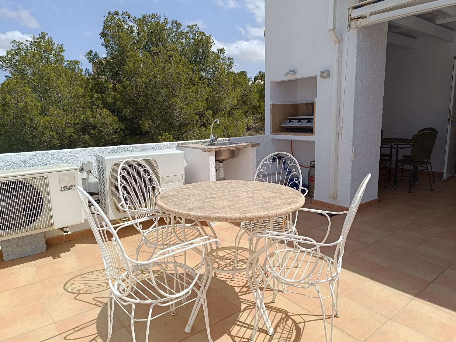 Duplex penthouse met 3 slaapkamers, 2 parkeerplaatsen en zwembad in een privé woonwijk in Calpe (Alicante)