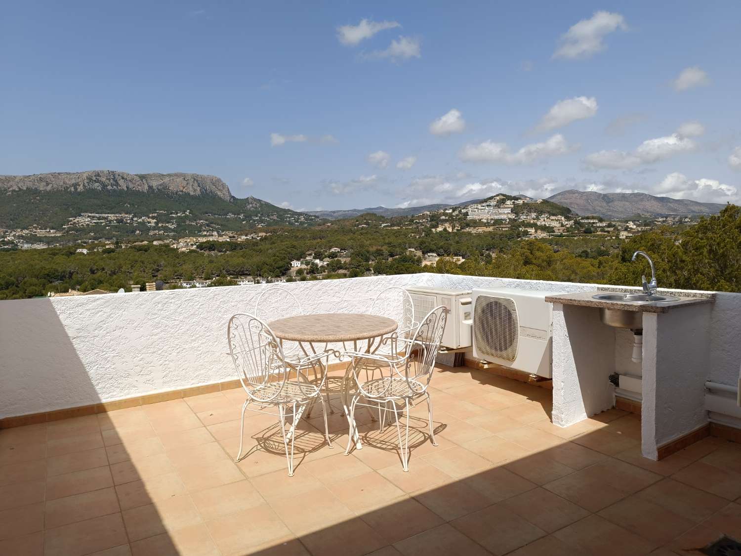 Duplex penthouse met 3 slaapkamers, 2 parkeerplaatsen en zwembad in een privé woonwijk in Calpe (Alicante)