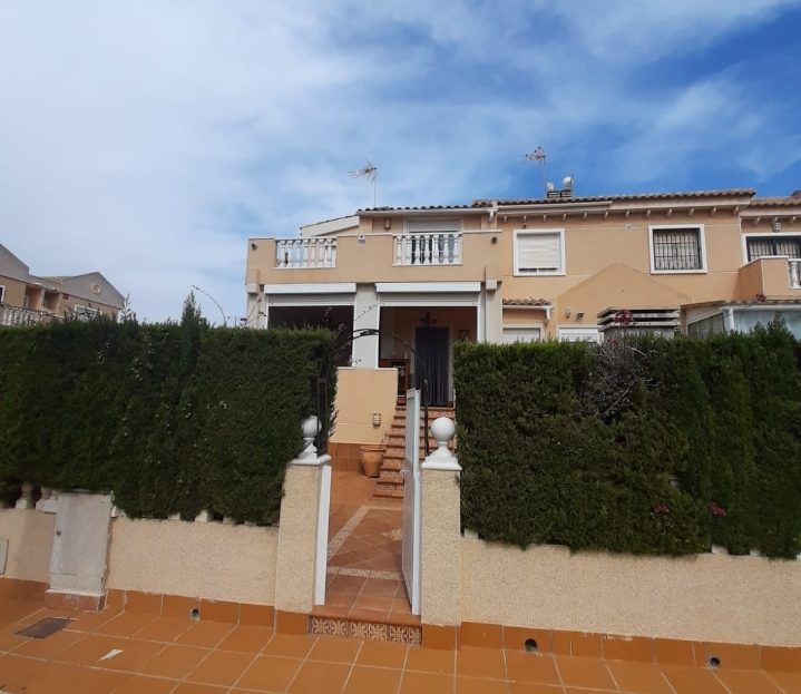 Semi-detached house with 5 bedrooms in Resicencial with pool and gardens in Torrevieja (Costa Blanca South)