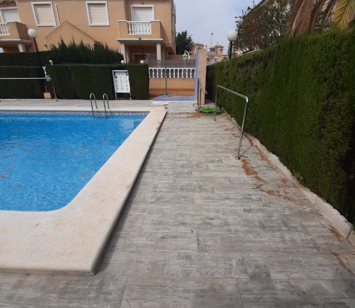 Semi-detached house with 5 bedrooms in Resicencial with pool and gardens in Torrevieja (Costa Blanca South)