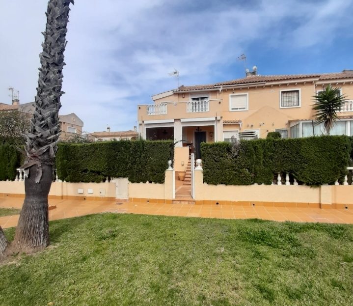 Halfvrijstaande woning met 5 slaapkamers in Resicencial met zwembad en tuinen in Torrevieja (Costa Blanca Zuid)