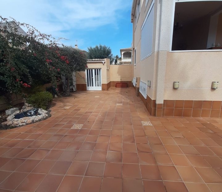 Semi-detached house with 5 bedrooms in Resicencial with pool and gardens in Torrevieja (Costa Blanca South)