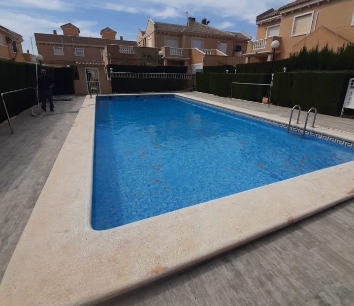 Semi-detached house with 5 bedrooms in Resicencial with pool and gardens in Torrevieja (Costa Blanca South)