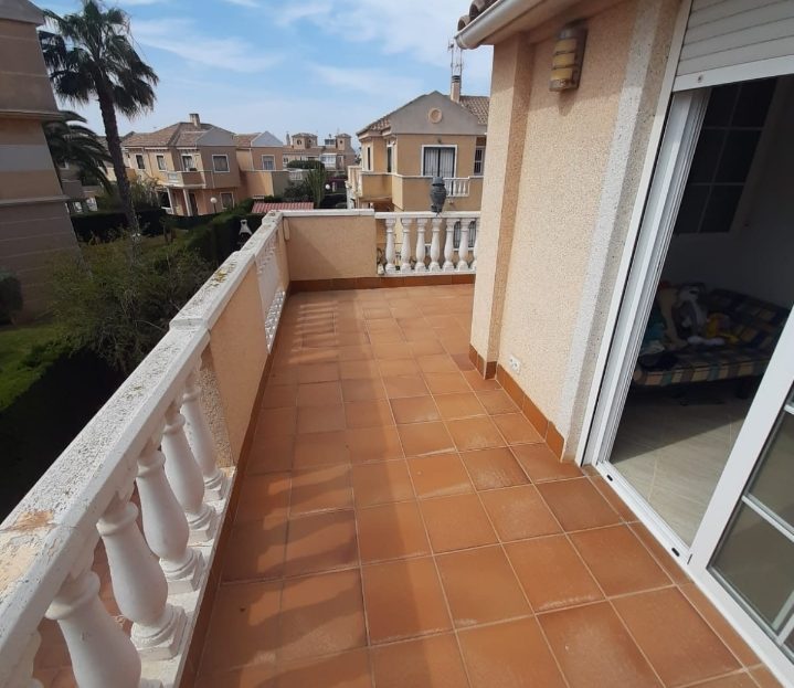 Semi-detached house with 5 bedrooms in Resicencial with pool and gardens in Torrevieja (Costa Blanca South)