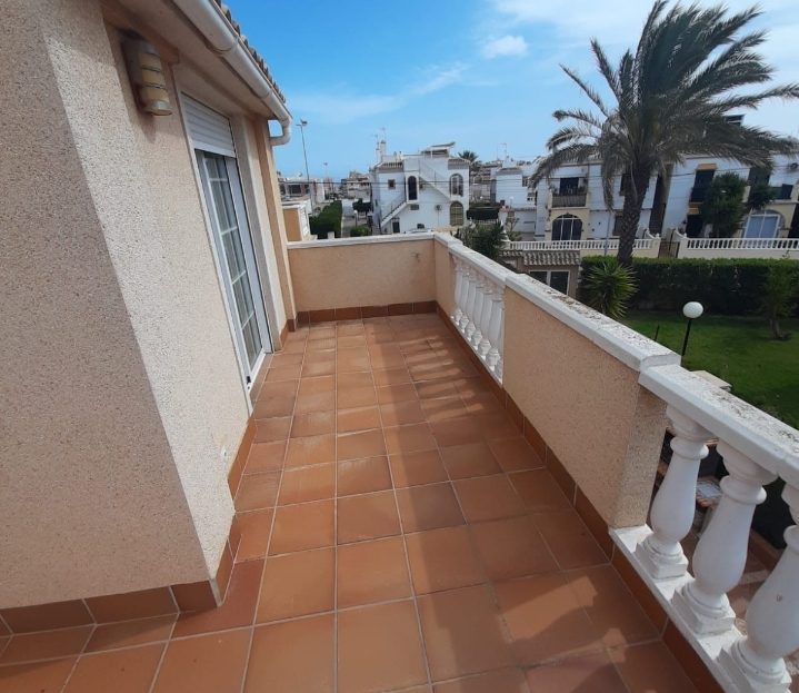 Semi-detached house with 5 bedrooms in Resicencial with pool and gardens in Torrevieja (Costa Blanca South)