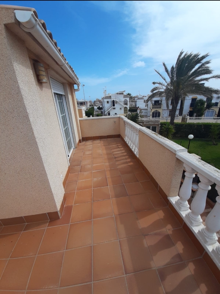 Semi-detached house with 5 bedrooms in Resicencial with pool and gardens in Torrevieja (Costa Blanca South)