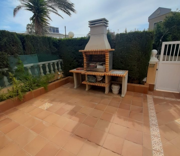 Semi-detached house with 5 bedrooms in Resicencial with pool and gardens in Torrevieja (Costa Blanca South)