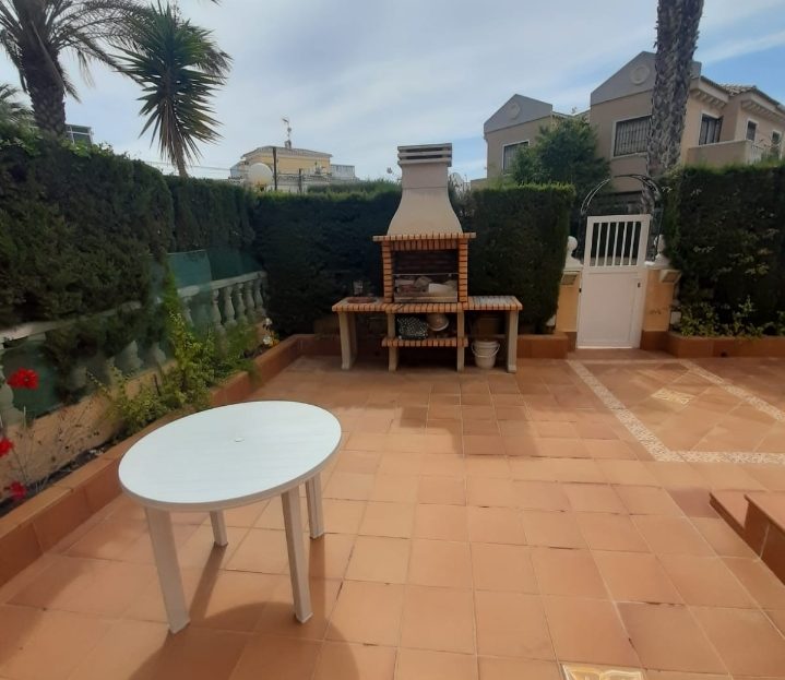 Semi-detached house with 5 bedrooms in Resicencial with pool and gardens in Torrevieja (Costa Blanca South)