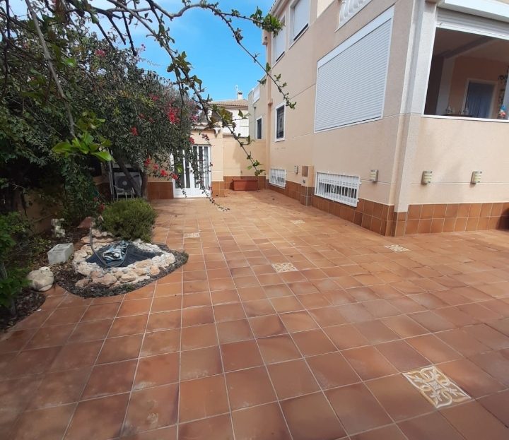 Semi-detached house with 5 bedrooms in Resicencial with pool and gardens in Torrevieja (Costa Blanca South)