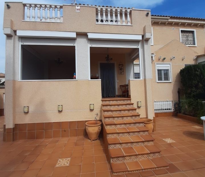 Semi-detached house with 5 bedrooms in Resicencial with pool and gardens in Torrevieja (Costa Blanca South)