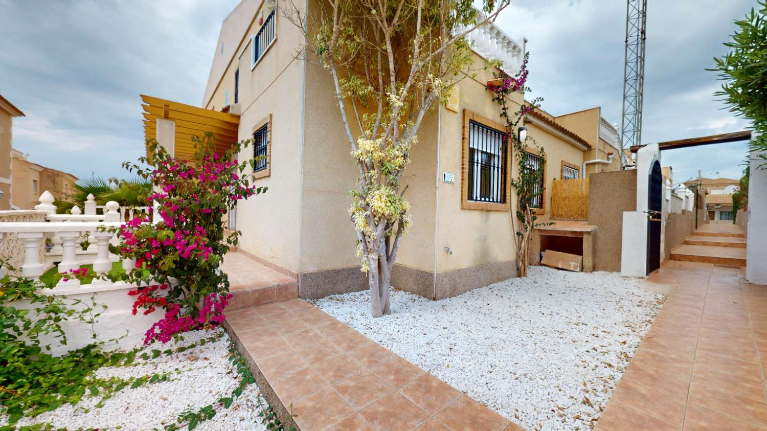 Bungalow entièrement rénové avec solarium et 3 chambres à Villamartín (Costa Blanca Sud)