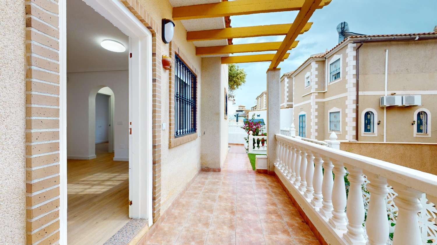 Bungalow completamente reformado con solarium y 3 dormitorios en Villamartín (Costa Blanca Sur)