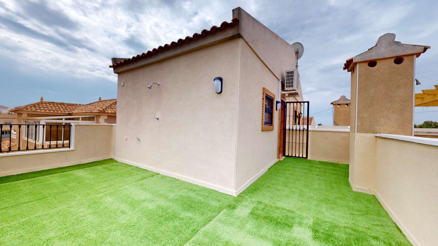 Bungalow completamente reformado con solarium y 3 dormitorios en Villamartín (Costa Blanca Sur)