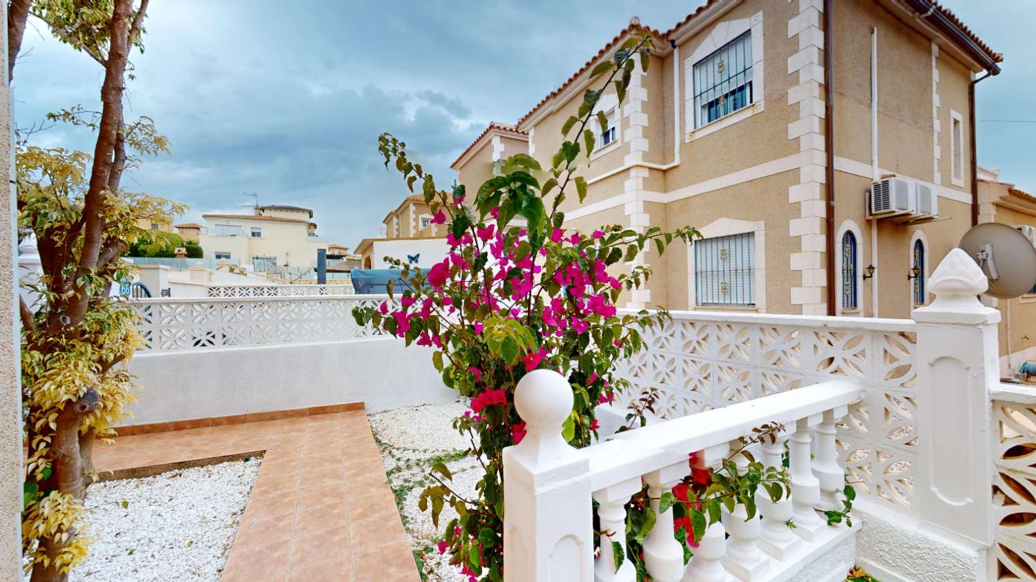 Bungalow entièrement rénové avec solarium et 3 chambres à Villamartín (Costa Blanca Sud)