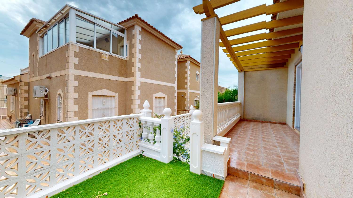 Volledig gerenoveerde bungalow met solarium en 3 slaapkamers in Villamartín (Costa Blanca Zuid)