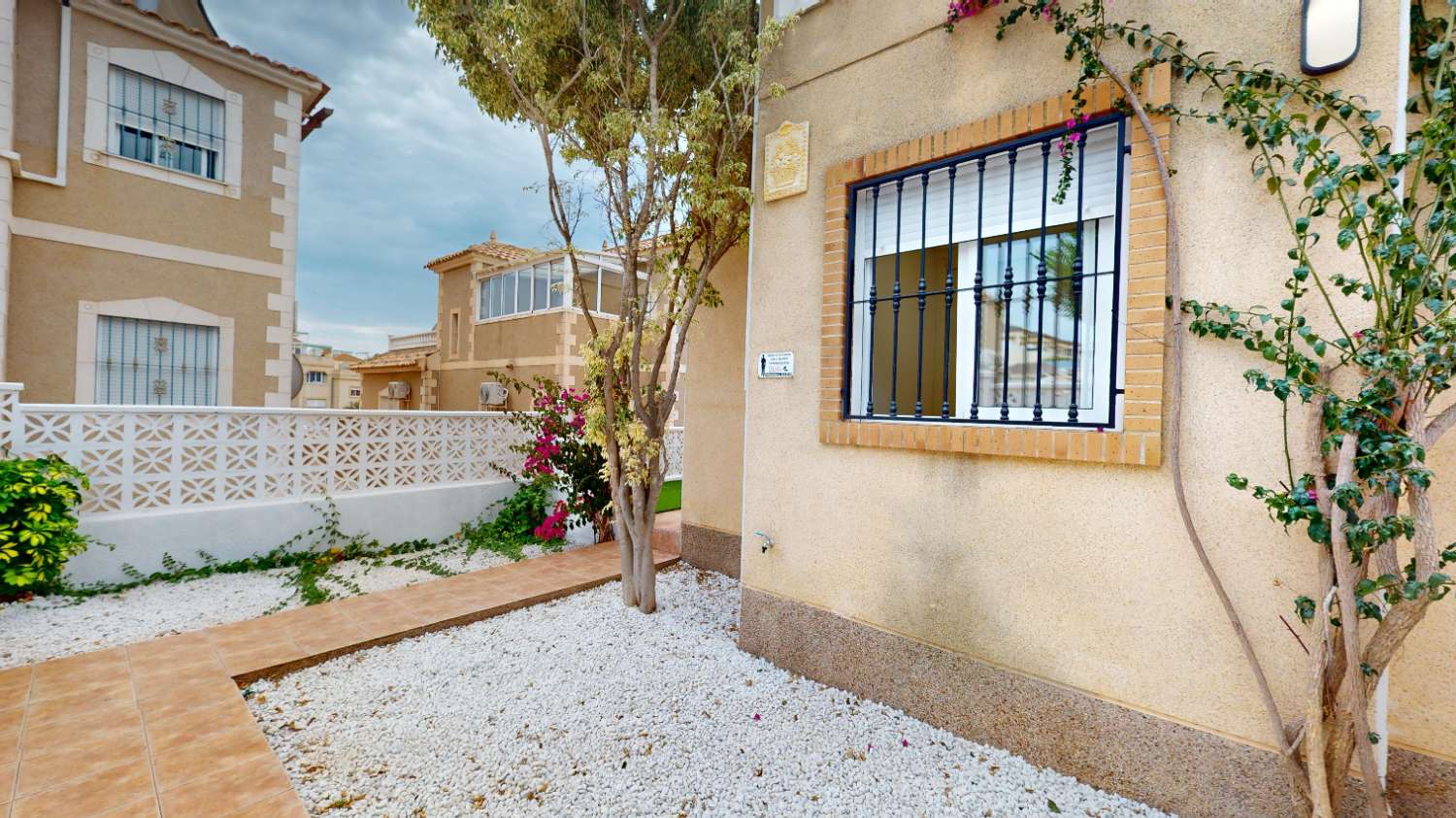 Volledig gerenoveerde bungalow met solarium en 3 slaapkamers in Villamartín (Costa Blanca Zuid)