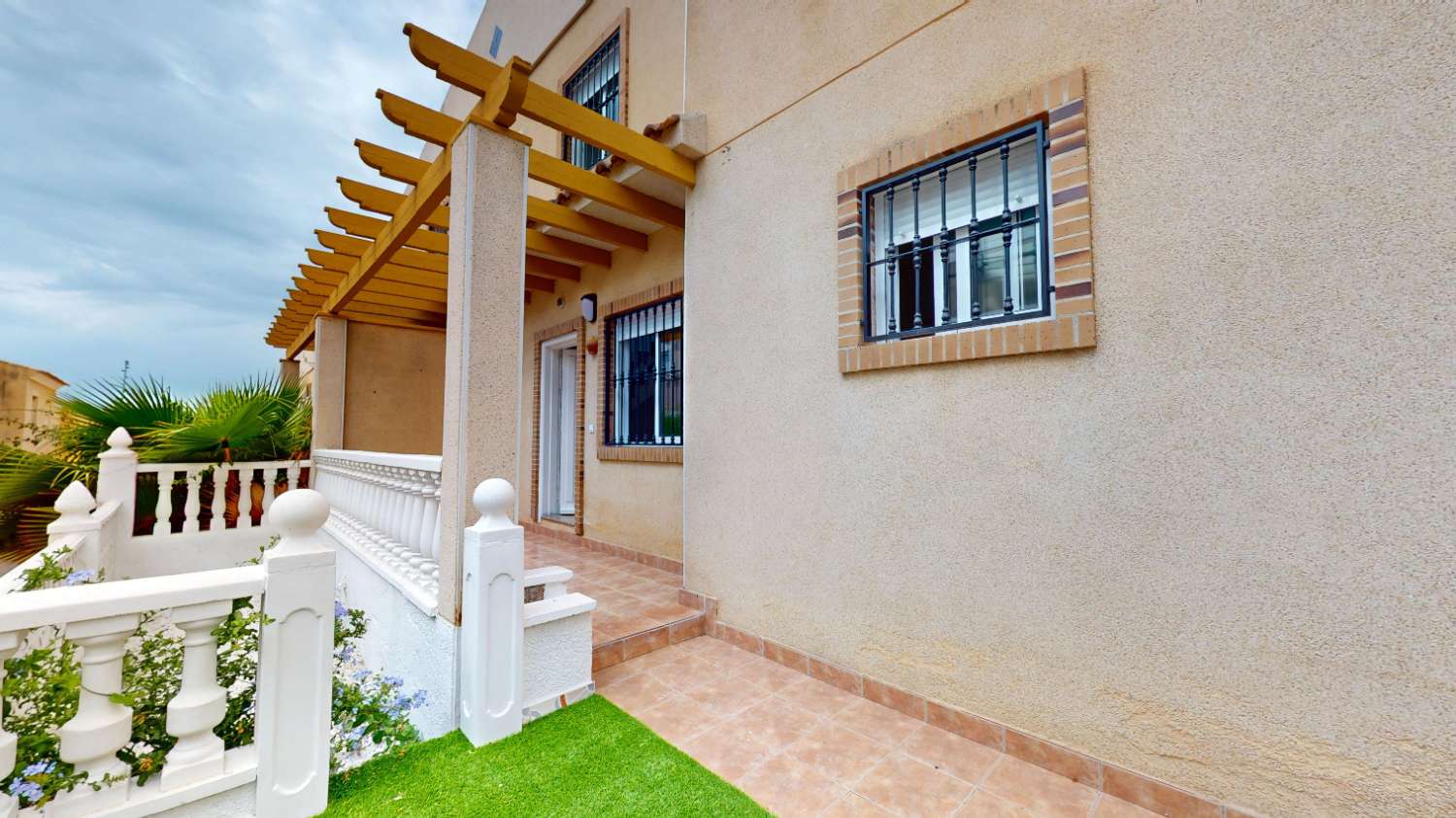 Volledig gerenoveerde bungalow met solarium en 3 slaapkamers in Villamartín (Costa Blanca Zuid)