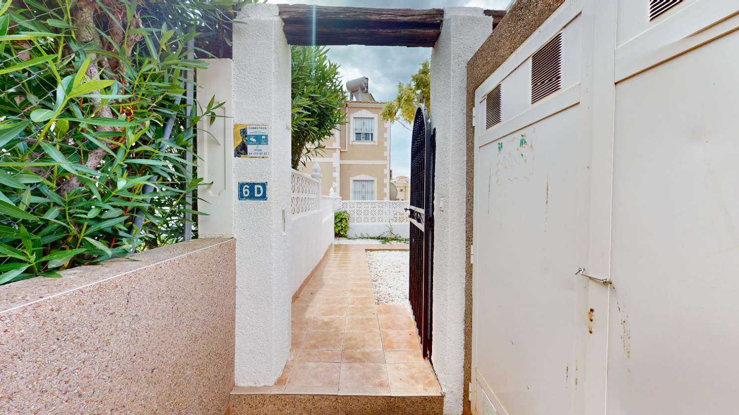 Bungalow completamente reformado con solarium y 3 dormitorios en Villamartín (Costa Blanca Sur)