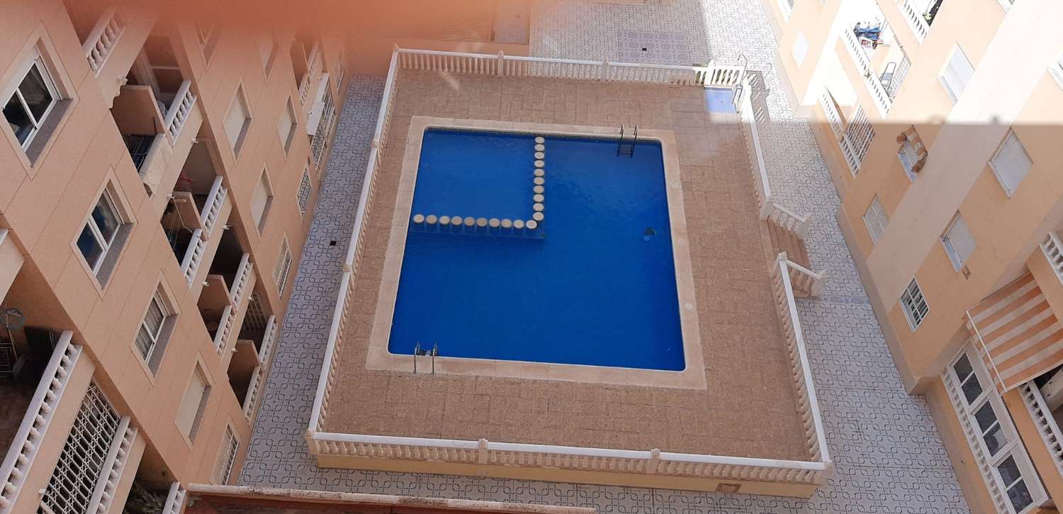 Gelijkvloers appartement met 2 slaapkamers en zwembad op 800 m van de zee en naast alle voorzieningen in Torrevieja (Costa Blanca Zuid)