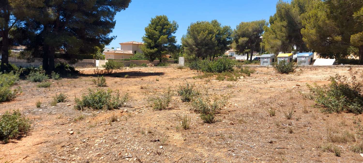 Plot of 849 m2 completely flat with electricity and water very close to all types of services in Calpe (Costa Blanca)