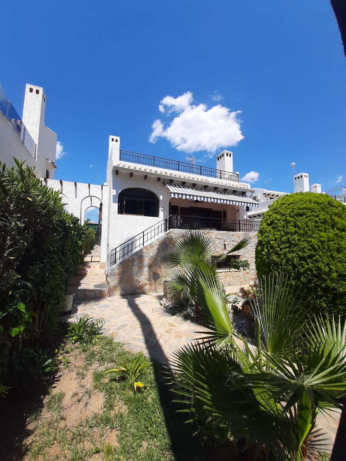 Freistehende Villa mit 4 Schlafzimmern, 400 m vom Strand entfernt in Orihuela Costa (Costa Blanca Süd)