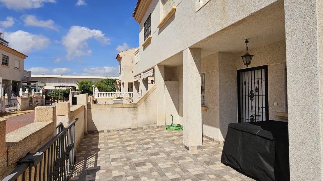 Maisonette-Bungalow mit 2 Schlafzimmern in Wohnanlage mit Pool und Parkplatz in Torrevieja (Costa Blanca)