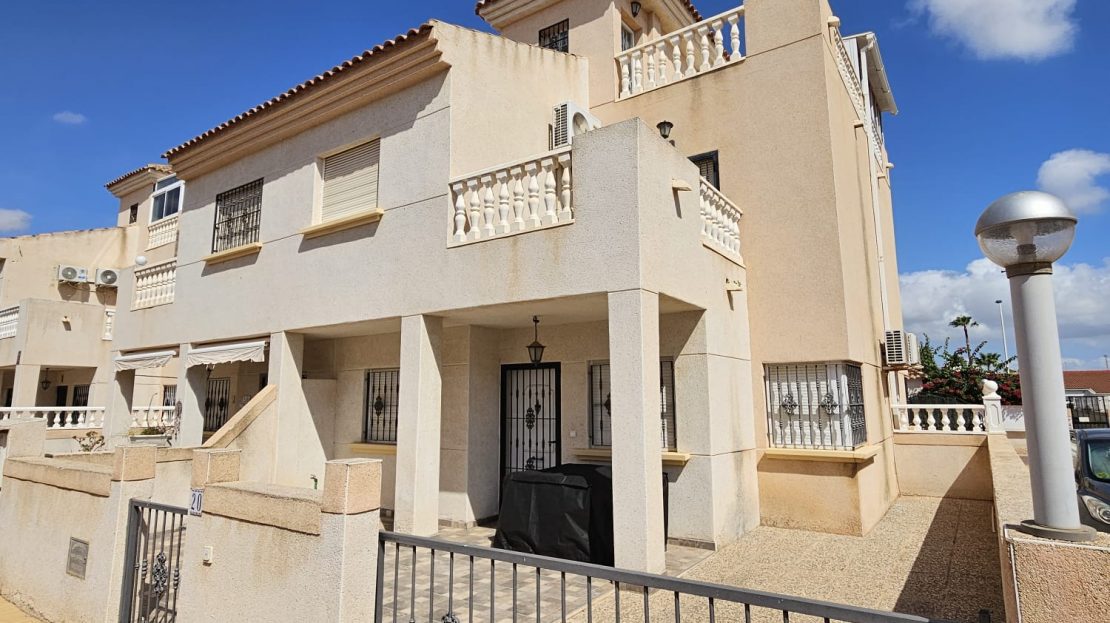 2 bedroom duplex bungalow in residential complex with pool and parking in Torrevieja (Costa Blanca)