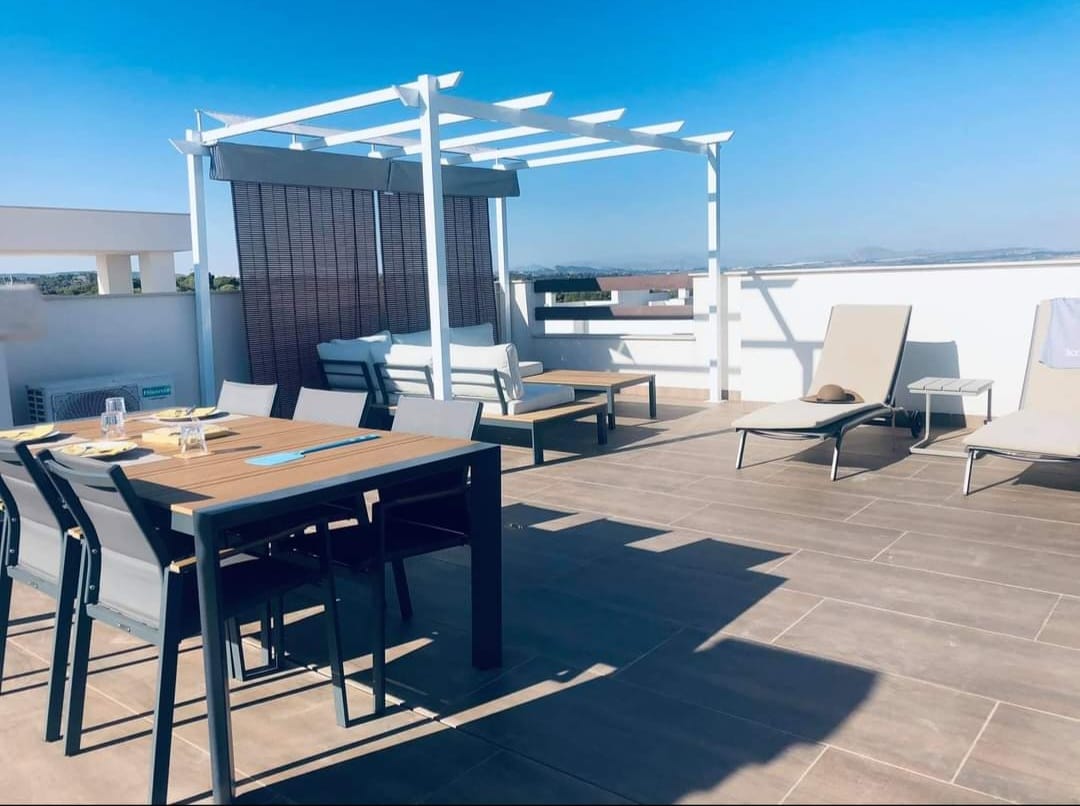 PENTHOUSE 2 BETTEN UND 2 BÄDER MIT PARKPLATZ UND ABSTELLRAUM IN TORREVIEJA (COSTA BLANCA)