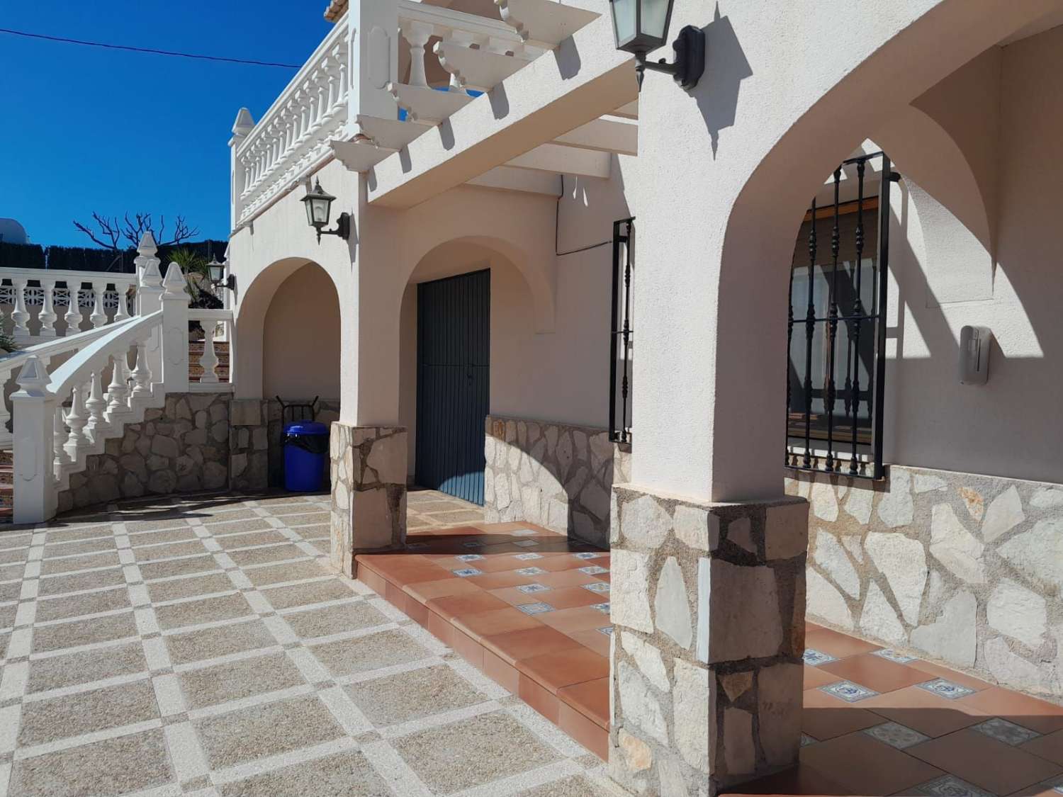 Villa with 5 bedrooms, swimming pool, garage and close to all services in Calpe (Alicante)