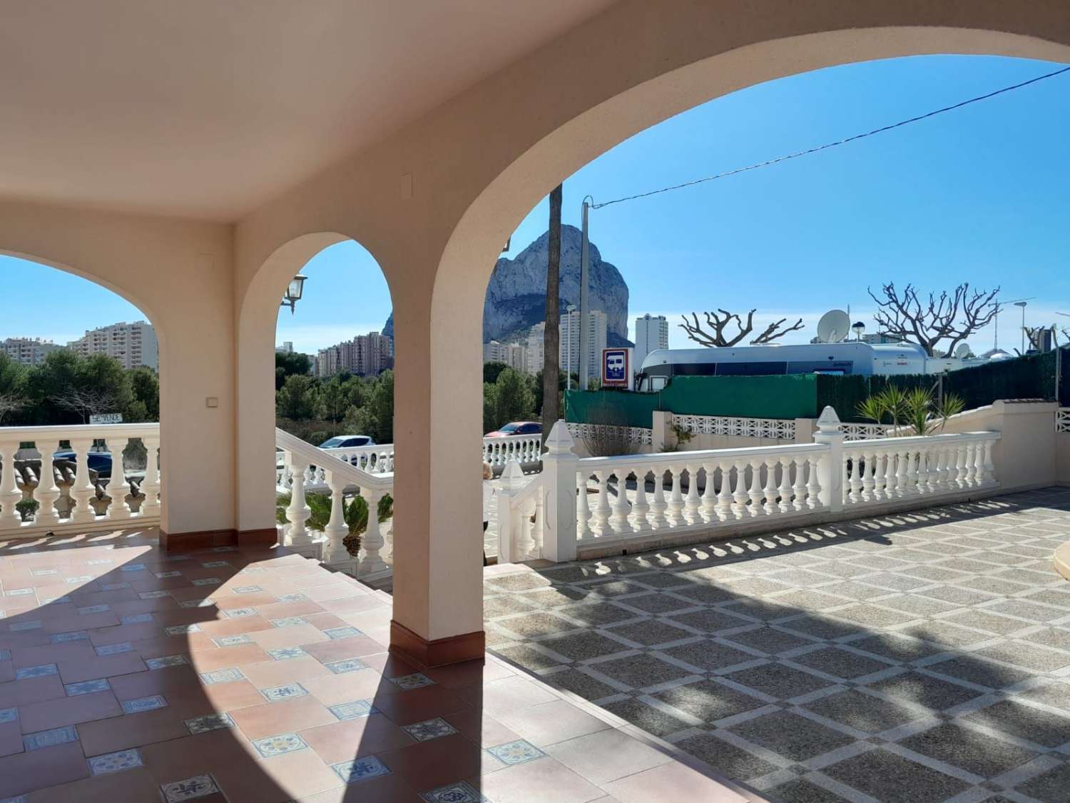 Villa with 5 bedrooms, swimming pool, garage and close to all services in Calpe (Alicante)