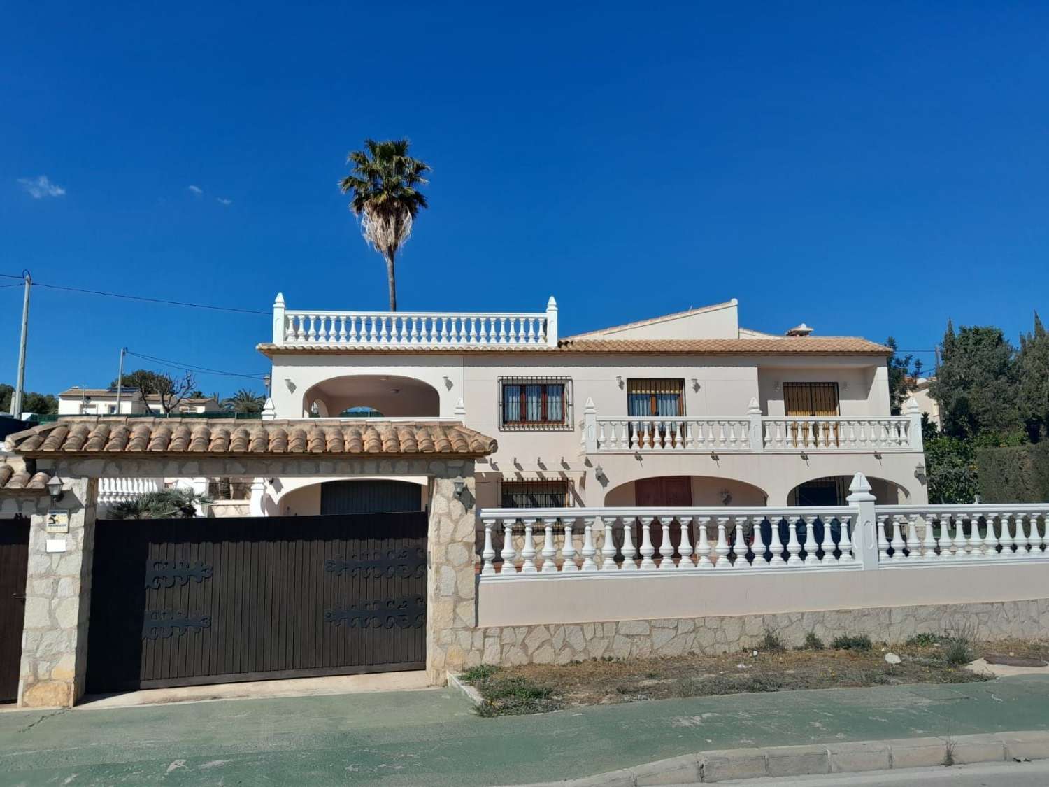 Villa with 5 bedrooms, swimming pool, garage and close to all services in Calpe (Alicante)