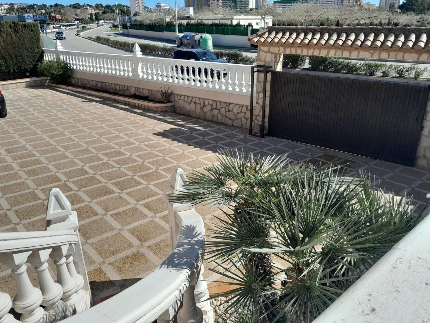 Villa with 5 bedrooms, swimming pool, garage and close to all services in Calpe (Alicante)