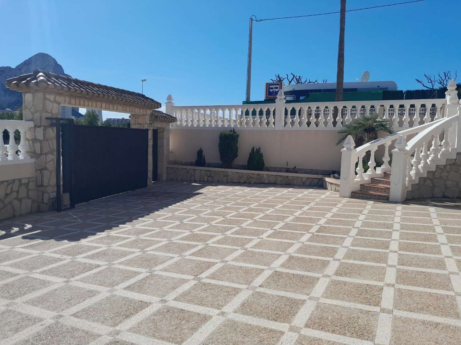 Villa met 5 slaapkamers, zwembad, garage en dichtbij alle voorzieningen in Calpe (Alicante)