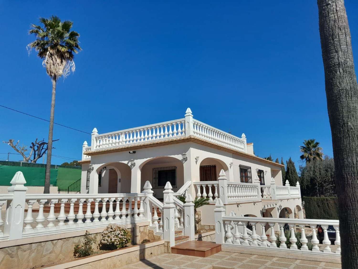 Villa avec 5 chambres, piscine, garage et proche de tous les services à Calpe (Alicante)