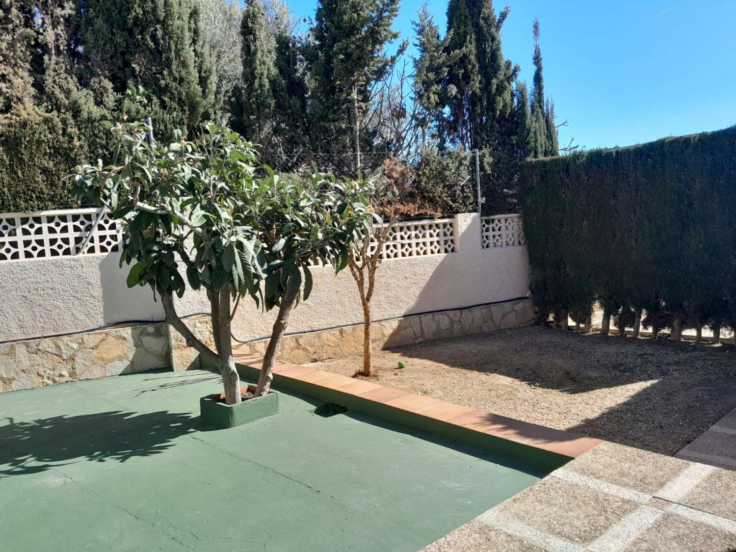 Chalet con 5 dormitorios, piscina, garaje y cerca de todos los servicios en Calpe (Alicante)