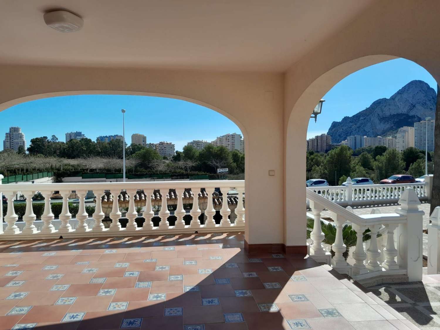 Villa met 5 slaapkamers, zwembad, garage en dichtbij alle voorzieningen in Calpe (Alicante)