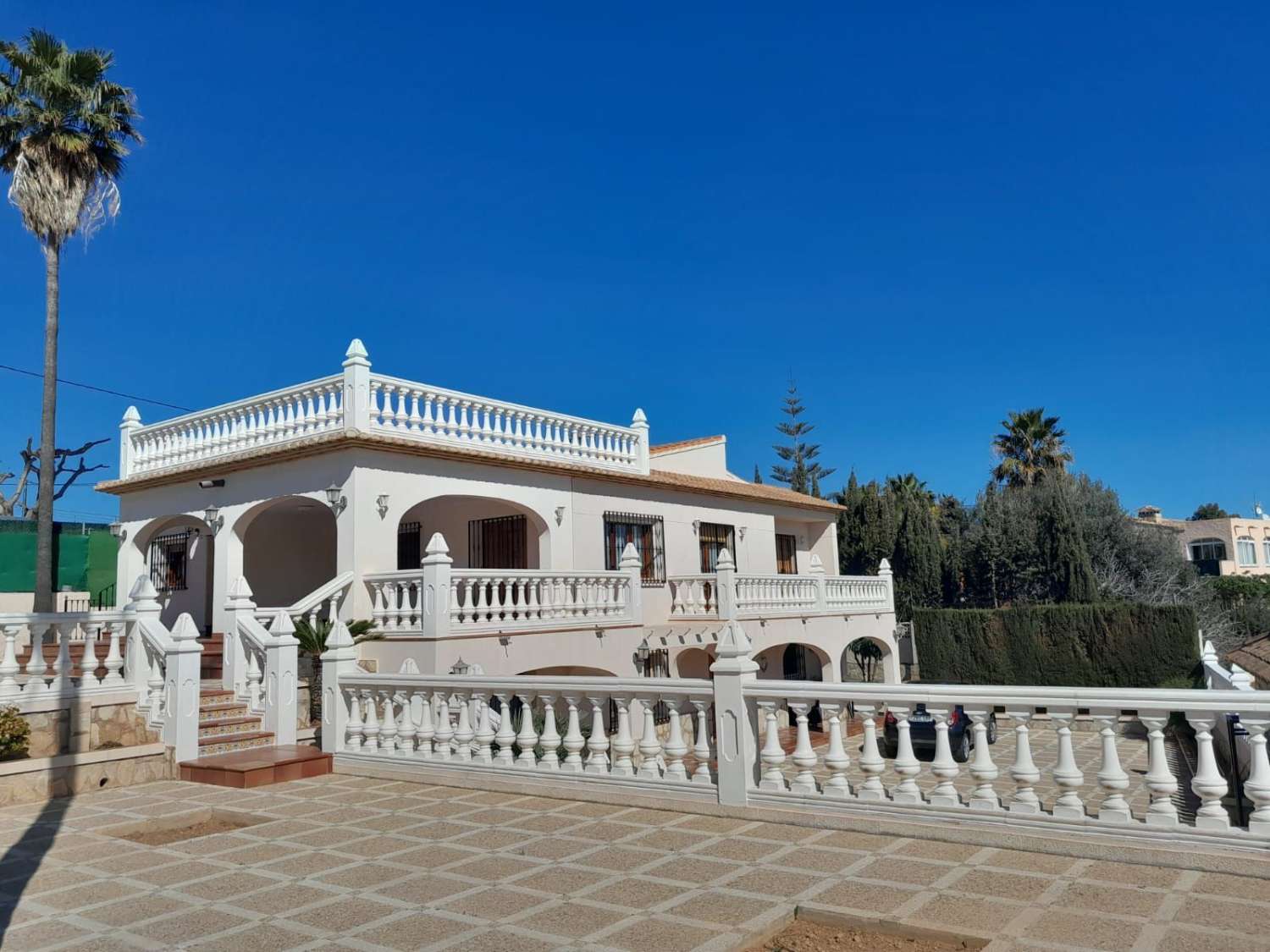 Villa with 5 bedrooms, swimming pool, garage and close to all services in Calpe (Alicante)