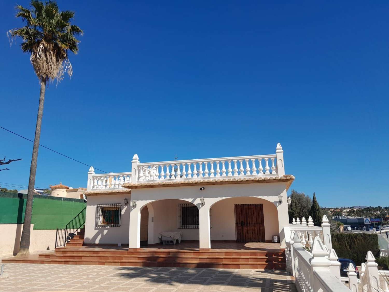 Villa with 5 bedrooms, swimming pool, garage and close to all services in Calpe (Alicante)