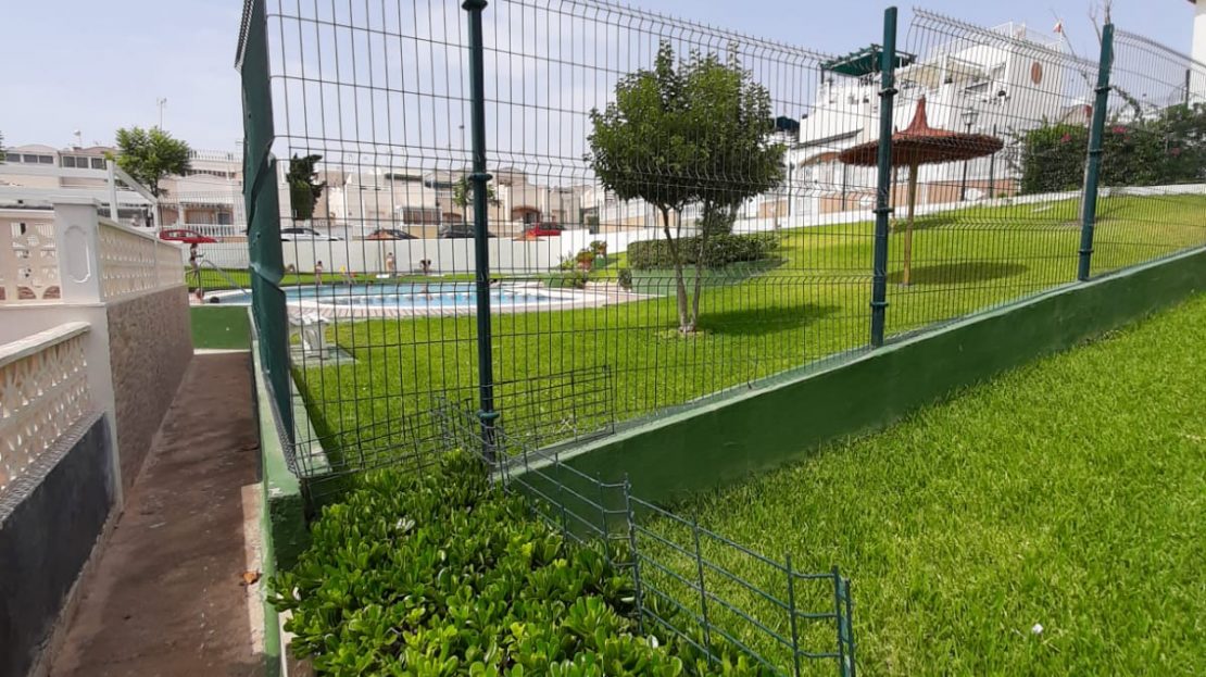 Bungalow haut et confortable avec jardin et piscine à Torrevieja (Costa Blanca Sud)