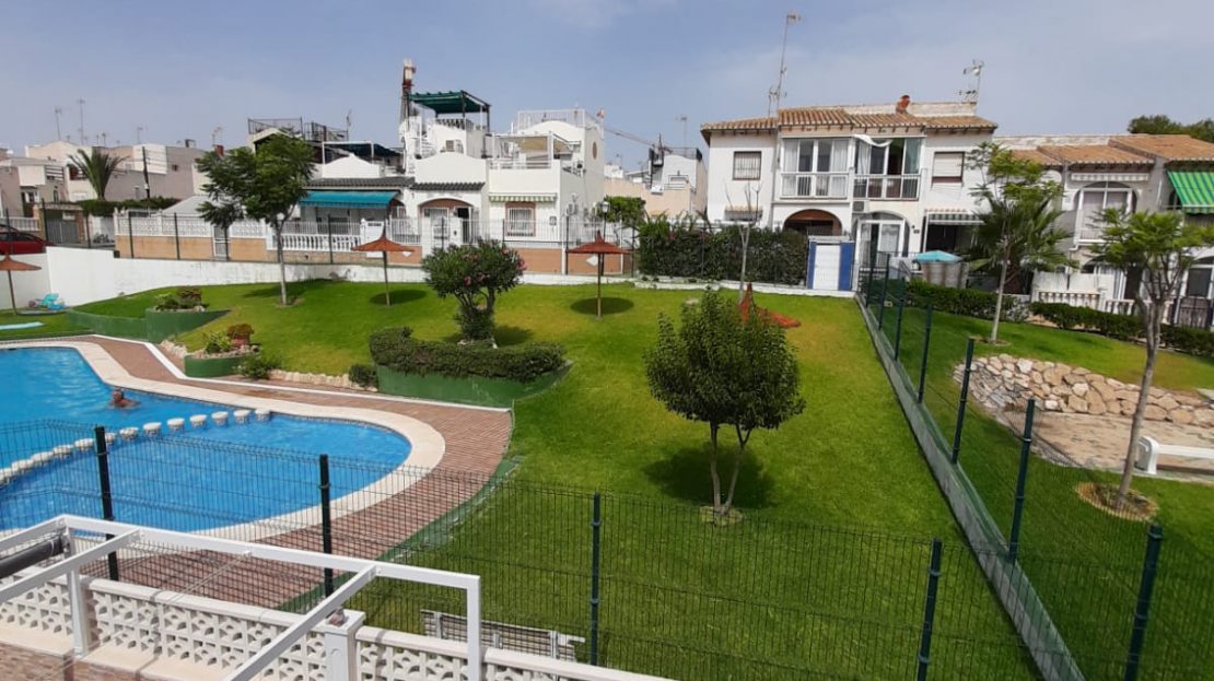 Gezellige hoge bungalow met tuin en zwembad in Torrevieja (Costa Blanca Zuid)