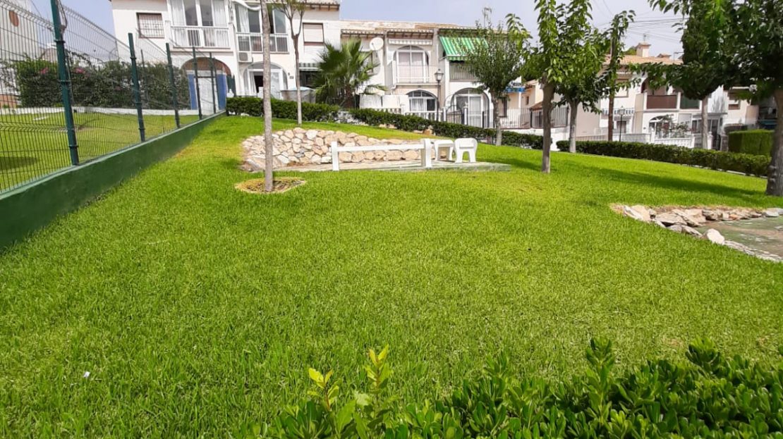 Gezellige hoge bungalow met tuin en zwembad in Torrevieja (Costa Blanca Zuid)