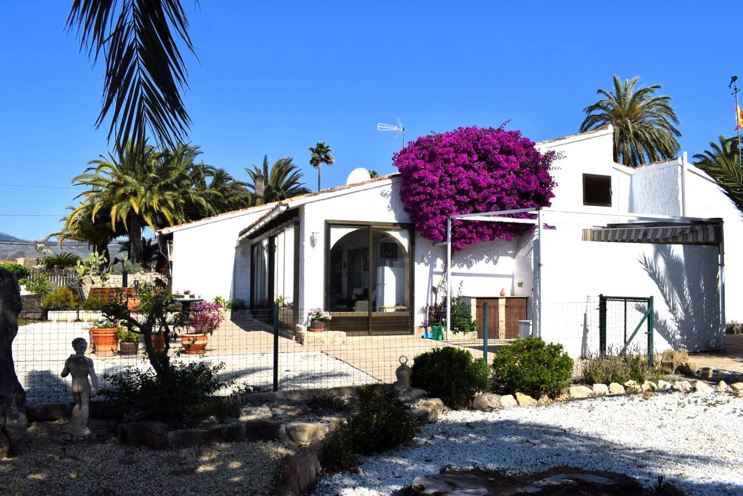 Residential complex with magnificent business opportunities just 4 km from the beaches in Calpe (Costa Blanca)