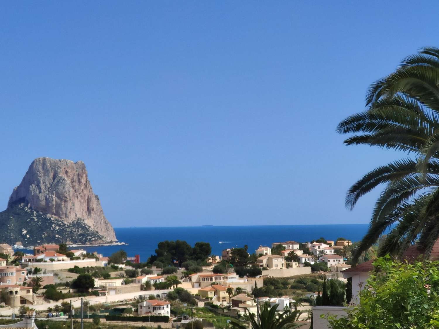 LUXURY VILLA, ALL OF TOP QUALITY AND WITH SEA VIEWS IN A VERY PRIVILEGED URBANIZATION OF CALPE