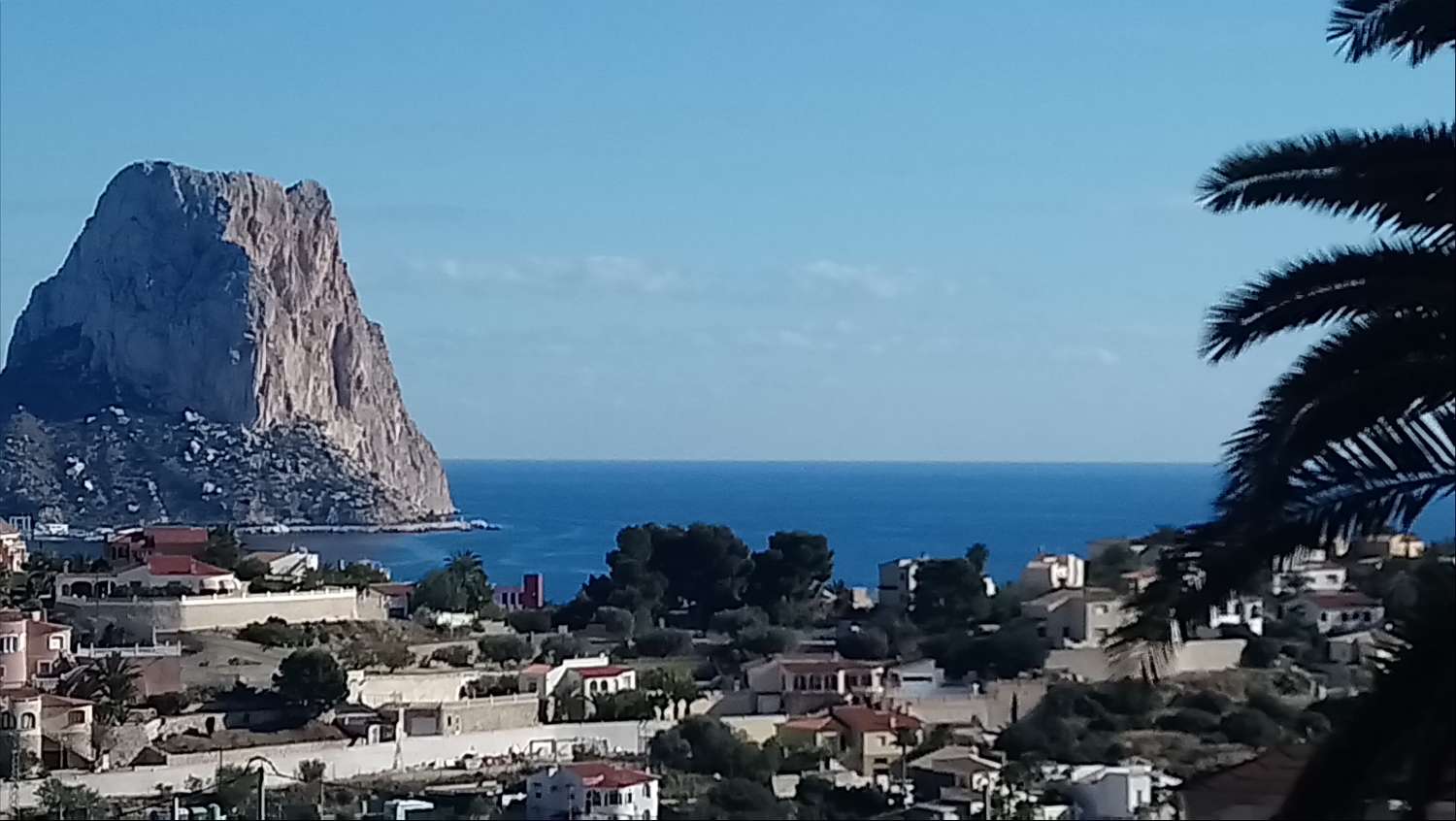 LUXURY VILLA, ALL OF TOP QUALITY AND WITH SEA VIEWS IN A VERY PRIVILEGED URBANIZATION OF CALPE