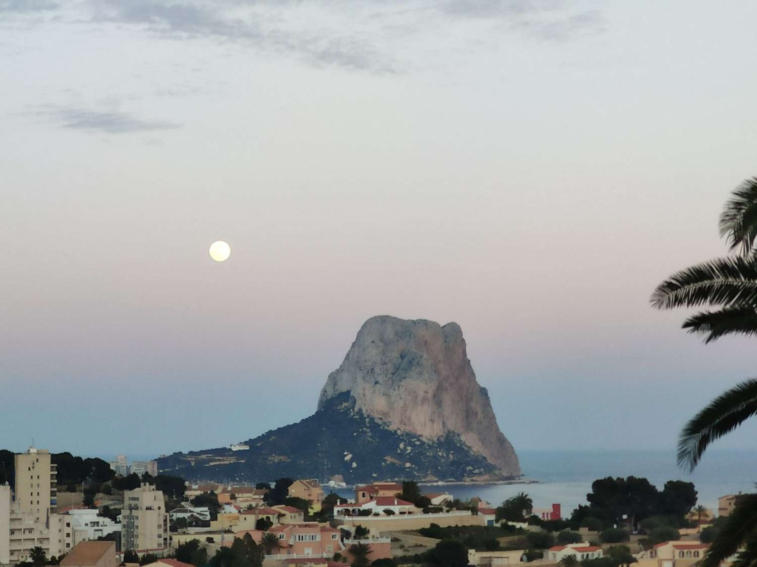 LUXURY VILLA, ALL OF TOP QUALITY AND WITH SEA VIEWS IN A VERY PRIVILEGED URBANIZATION OF CALPE