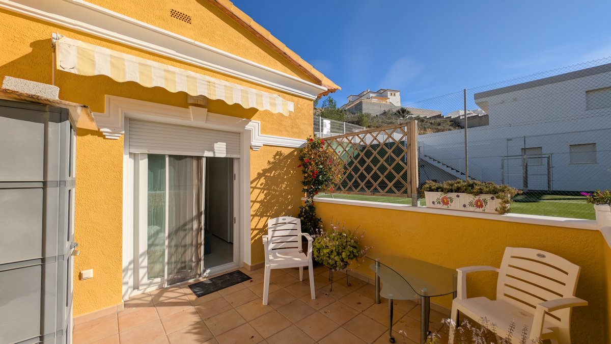 Gezellige bungalow met gemeenschappelijk zwembad te koop in Calpe (Costa Blanca Noord)