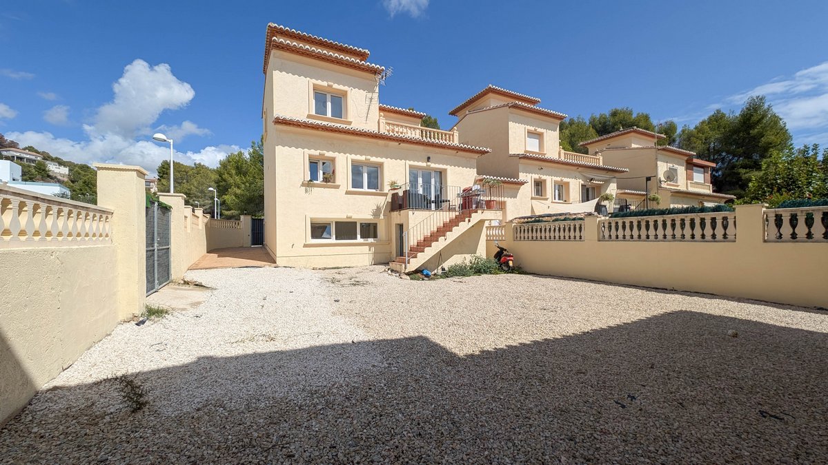 Ruime bungalow met uitzicht op de bergen te koop in Calpe (Costa Blanca Noord)