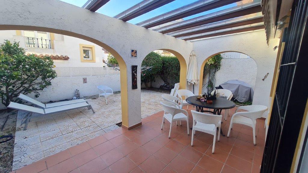 Semi-detached house with communal pool close to all amenities in Calpe (Northern Costa Blanca)