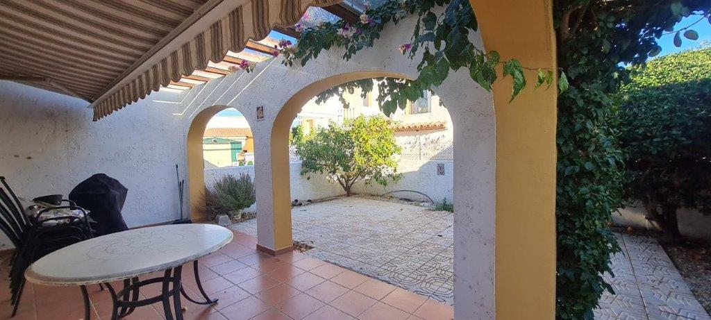 Chalet pareado con piscina comunitaria cerca de todos los servicios en Calpe (Costa Blanca Norte)