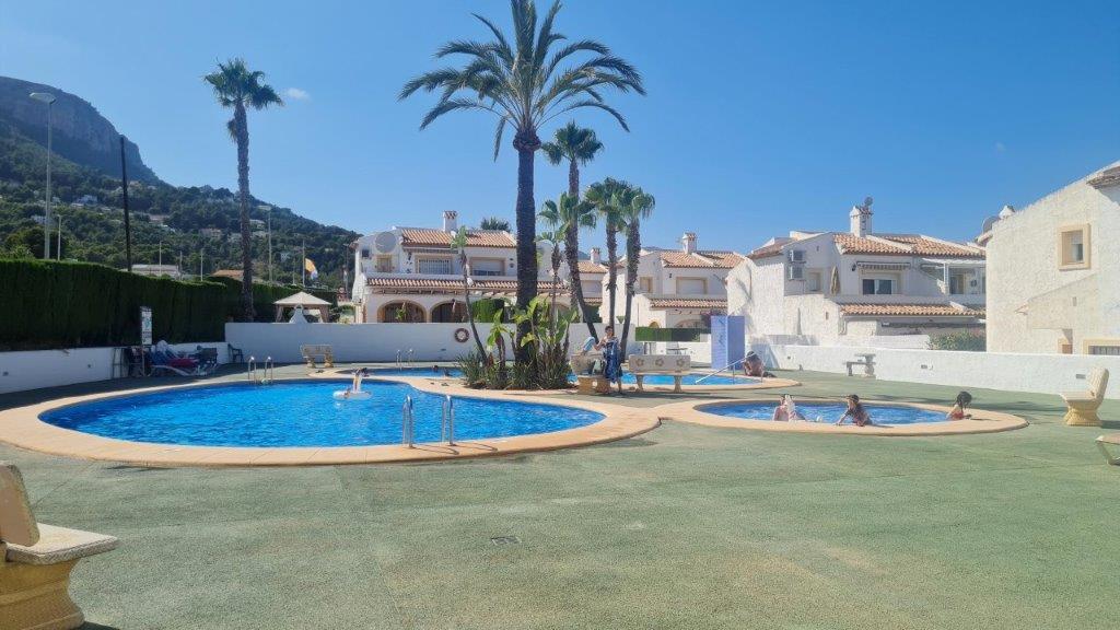 Halfvrijstaande woning met gemeenschappelijk zwembad dichtbij alle voorzieningen in Calpe (Noordelijke Costa Blanca)